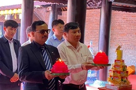 Phó Đại sứ Ấn Độ Subhash P. Gupta dâng hương, nến tại chính điện chùa Chí Linh