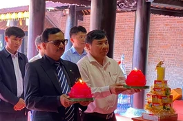 Phó Đại sứ Ấn Độ Subhash P. Gupta dâng hương, nến tại chính điện chùa Chí Linh