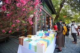 Mở lòng cùng trang sách để an vui mỗi ngày - Ảnh minh họa