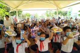 Các cháu học sinh tiểu học Mỹ Phú nhận quà