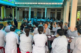Chư Tăng và Phật tử trong bữa cơm chánh niệm tại chùa Phật Học