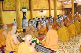 Chư Tăng và Phật tử tụng kinh