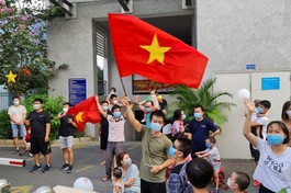 Cư dân chung cư Felix homes 44 Nguyễn Văn Dung, phường 6 quận Gò Vấp cầm lá cờ Việt Nam reo hò hạnh phúc khi rào chắn phong tỏa đã được gỡ bỏ - Ảnh: TTYT quận Gò Vấp