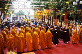 Nghiệp sư và giới tử cung nghinh chư tôn đức Giới sư quang lâm