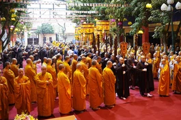 Nghiệp sư và giới tử cung nghinh chư tôn đức Giới sư quang lâm