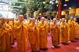 Nghiệp sư luôn có mặt cùng giới tử trong suốt thời gian tổ chức Đại giới đàn - Ảnh: Diệu Tường