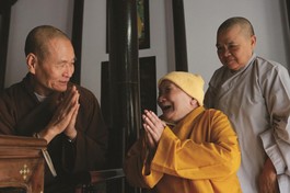 Ni trưởng luôn giữ sự cung kính trước chư Tăng - Ảnh: Trần Nguyên Hải