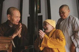 Ni trưởng luôn giữ sự cung kính trước chư Tăng - Ảnh: Trần Nguyên Hải