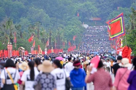 Dòng người hướng về Đền Hùng tại Phú Thọ (trong lễ hội năm 2019) - Ảnh: Tổ Quốc