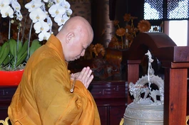 Hòa thượng Thích Lệ Trang thực hiện nghi thức khai chung bảng trong Đại giới đàn Trí Đức tại chùa Huê Nghiêm - Ảnh: Yên Hà/BGN