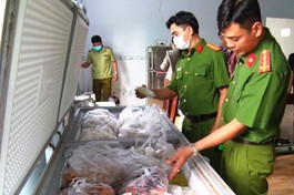 [Clip] Bắt giữ hơn 3.000 kg chả đòn chay nghi trộn thịt, cá