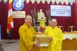 Trao quà cúng dường đến Ban Trị sự GHPGVN tỉnh Quảng Ngãi