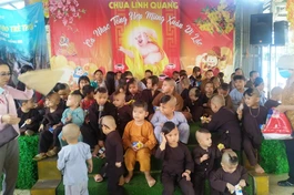 Tặng quà đến các cháu mồ côi được quý sư cô chùa Linh Quang nuôi dưỡng