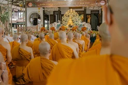 Chư Tăng vân tập làm lễ truyền giới Sa-di và Tu nữ cho các hành giả khóa tu - Ảnh: H.K