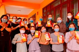 Hân hoan với chương trình "Vạn lá cờ Phật giáo" kính mừng Phật đản và hướng tới kỷ niệm 40 năm thành lập GHPGVN - Ảnh: A.Q.