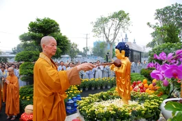 Đức Pháp chủ cử hành nghi thức Tắm Phật tại chùa Huê Nghiêm