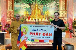 Phật tử về chùa Đức Hậu nhận cờ Phật giáo và bandrol mừng Phật đản