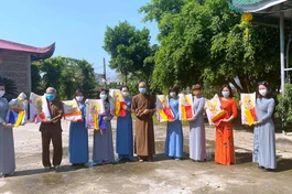 Phật từ về chùa Đức Hậu (TP. Vinh) nhận cờ Phật giáo và bandrol Kính mừng Phật đản
