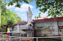 Tôn tượng Bồ-tát Quán Thế Âm được đặt gần sát đường dân sinh, gần gũi với dân làng