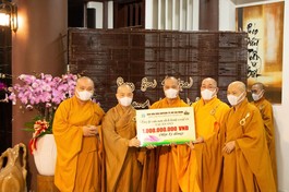 Trao bảng tượng trưng 1 tỷ đồng ủng hộ nhân dân Ấn Độ