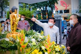 Chủ tịch UBND TP.HCM Nguyễn Thành Phong tắm Phật tại trụ sở toà soạn Báo Giác Ngộ