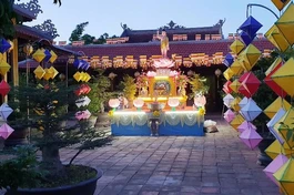 Trang hoàng lễ đài Phật đản ở tổ đình Kim Tiên