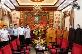 Phái đoàn Bộ Công an tặng hoa chúc mừng Đại lễ Phật đản