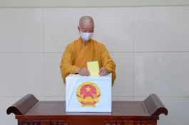Trưởng lão Hòa thượng Thích Trí Quảng bỏ phiếu bầu cử - Ảnh: Bảo Toàn/BGN