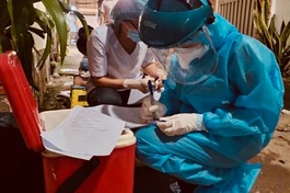 Trung tâm Y tế quận Gò Vấp lập danh sách, chuẩn bị lấy mẫu xét nghiệm các trường hợp liên quan tại nơi sinh hoạt của nhóm giáo phái truyền giáo Phục hưng - Ảnh: HCDC
