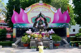 Một người dân đến đảnh lễ trước tượng đài Bồ-tát Thích Quảng Đức sáng 20-4-Tân Sửu