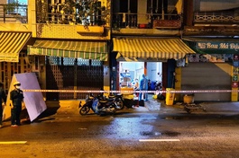 Nhiều nơi được phong tỏa tạm thời để khoanh vùng trong đêm, lấy mẫu xét nghiệm tầm soát - Ảnh: HCDC