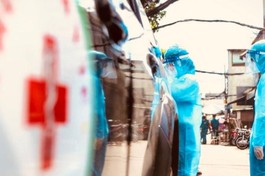 TP.HCM tiếp tục phong tỏa một số nơi để lấy mẫu xét nghiệm tầm soát dịch - Ảnh: HCDC