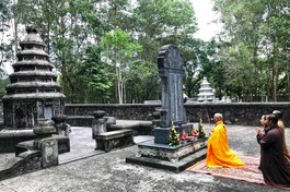 Dâng hương, đảnh lễ tại bảo tháp Quốc sư Thích Tâm Khoan