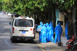 Cán bộ y tế lấy mẫu ở các khu vực có ca nhiễm nCoV - Ảnh: Phạm Trường