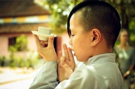 [Video] Tại sao có nghi cúng đại bàng trước bữa ăn của Tăng Ni?