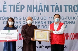Thượng tọa Thích Thanh Phong trao bảng tượng trưng hỗ trợ mua máy ECMO và máy thở điều trị bệnh nhân Covid-19