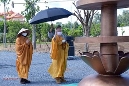 Trưởng lão Hòa thượng Thích Trí Quảng cầu nguyện tại công trình xây dựng chánh điện trong khuôn viên cơ sở 2 Học viện Phật giáo VN tại TP.HCM