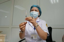 Chuẩn bị tiêm thử nghiệm giai đoạn vắc-xin Nanocovax tại Học viện Quân y ngày 11-6 - Ảnh: Ngọc Thành
