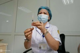 Chuẩn bị tiêm thử nghiệm giai đoạn vắc-xin Nanocovax tại Học viện Quân y ngày 11-6 - Ảnh: Ngọc Thành