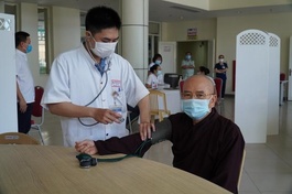 120 vị Tăng Ni tại Huế được tiêm vắc-xin Covid-19