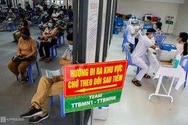 Tiêm vắc-xin Covid-19 tại TP.HCM trong chiến dịch tiêm chủng đợt 4 - Ảnh: Hữu Khoa