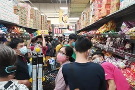 Nhiều người dân TP.HCM đổ xô đến siêu thị để mua hàng chiều 6-7-2021 (Ảnh: TNO)
