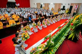 Múa dâng hoa chúc mừng - Ảnh: Ban TTTT PG H.Phú Vang