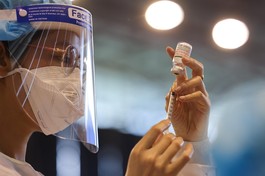 Nhân viên y tế đang thực hiện tiêm vắc-xin ngừa Covid-19 cho người dân - Ảnh: Ngô Trần Hải An