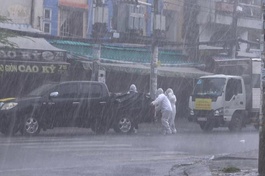 Chư Ni và các bạn trẻ thiện nguyện đội mưa chuyển quà đến tặng bà con nghèo ở các khu phong tỏa trên địa bàn quận 8