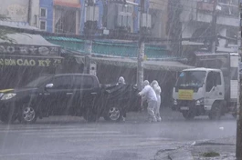 Chư Ni và các bạn trẻ thiện nguyện đội mưa chuyển quà đến tặng bà con nghèo ở các khu phong tỏa trên địa bàn quận 8