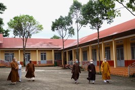 Hòa thượng Trưởng ban Trị sự GHPGVN tỉnh Đắk Lắk và chư tôn đức khảo lại cơ sở bảo trợ xã hội (dưỡng lão) chùa Phổ Minh - Ảnh: Phật giáo Đắk Lắk