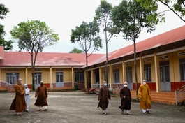 Hòa thượng Trưởng ban Trị sự GHPGVN tỉnh Đắk Lắk và chư tôn đức khảo lại cơ sở bảo trợ xã hội (dưỡng lão) chùa Phổ Minh - Ảnh: Phật giáo Đắk Lắk