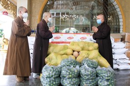 Tại điểm trao hỗ trợ các tự viện khu vực quận Thủ Đức (cũ) là chùa Vạn Đức - Ng.Truyền/BGN