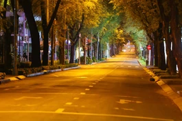 Đường TP.HCM sau 18 giờ vắng bóng người theo chỉ thị của cơ quan chức năng - Ảnh: Ngô Trần Hải An